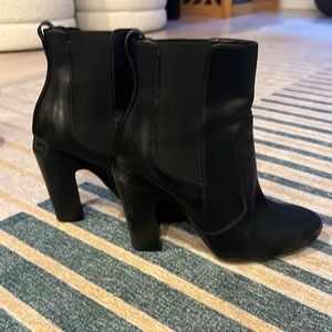 Women’s Black Leather fendi boots size 37 1/2
